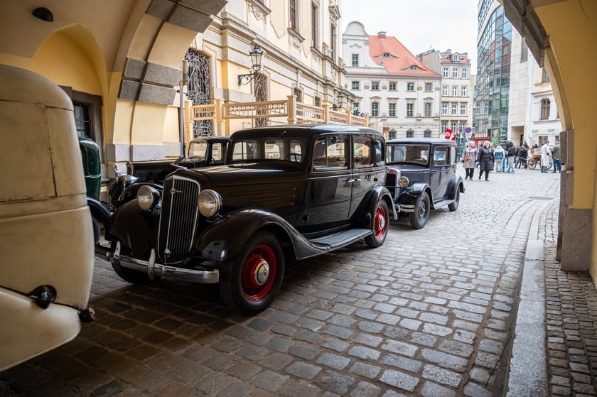 Plan zdjęciowy w okolicach Uniwersytetu Wrocławskiego. - Z uwagi na szczególne tło historyczne serialu (nazistowskie Niemcy lat 30. XX wieku), w przestrzeni miasta powstaną plany scenograficzne, uwzględniające określone znaki i symbole, charakterystyczne dla danego okresu historycznego, których nie należy w żaden sposób interpretować dosłownie – są jedynie dekoracją do filmu - informuje producent filmu